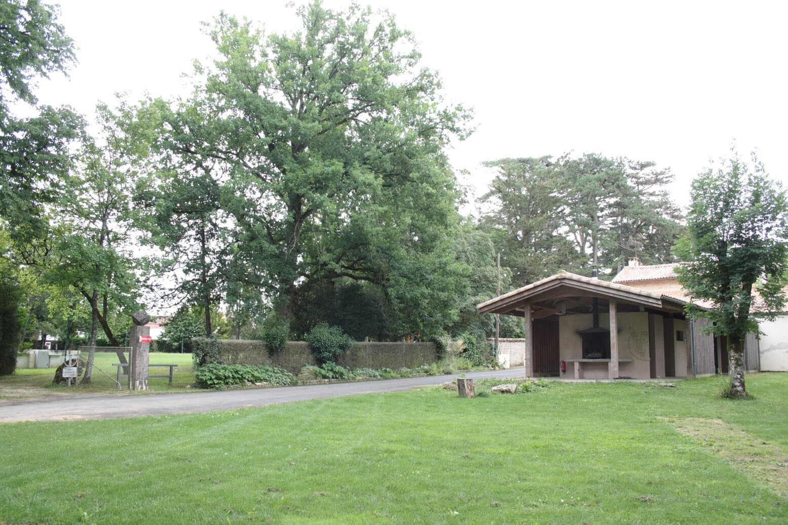 Camping-Lezay-Vue vers le parc et les sanitaires