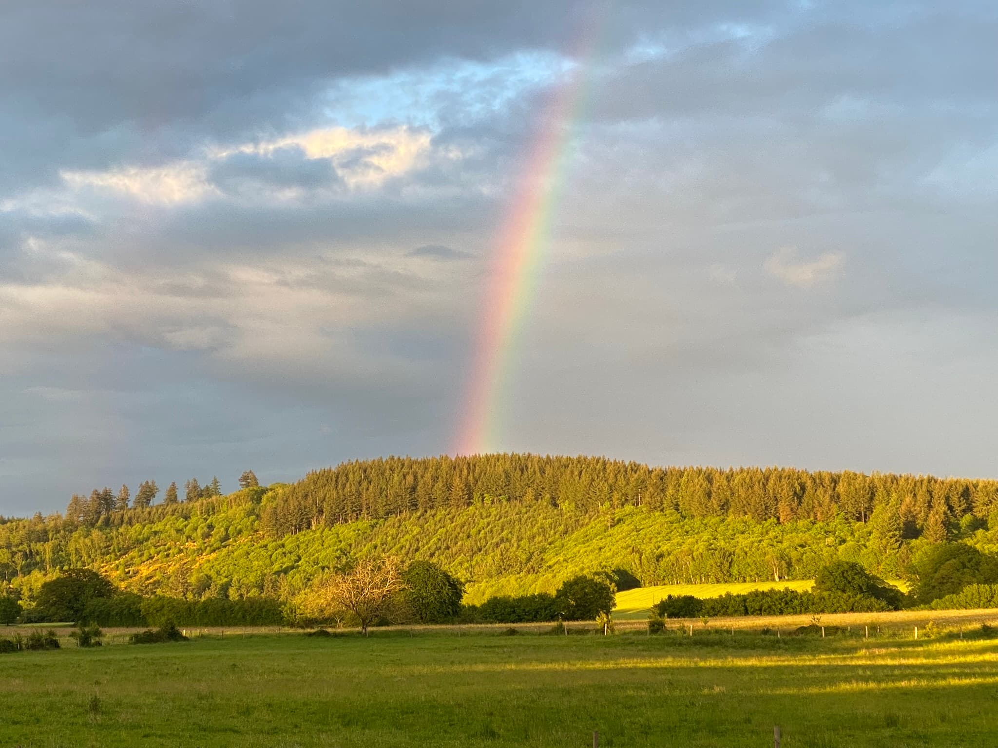 Arc-en-ciel sur le Puy de la Roche depuis la roulotte 360°nature.