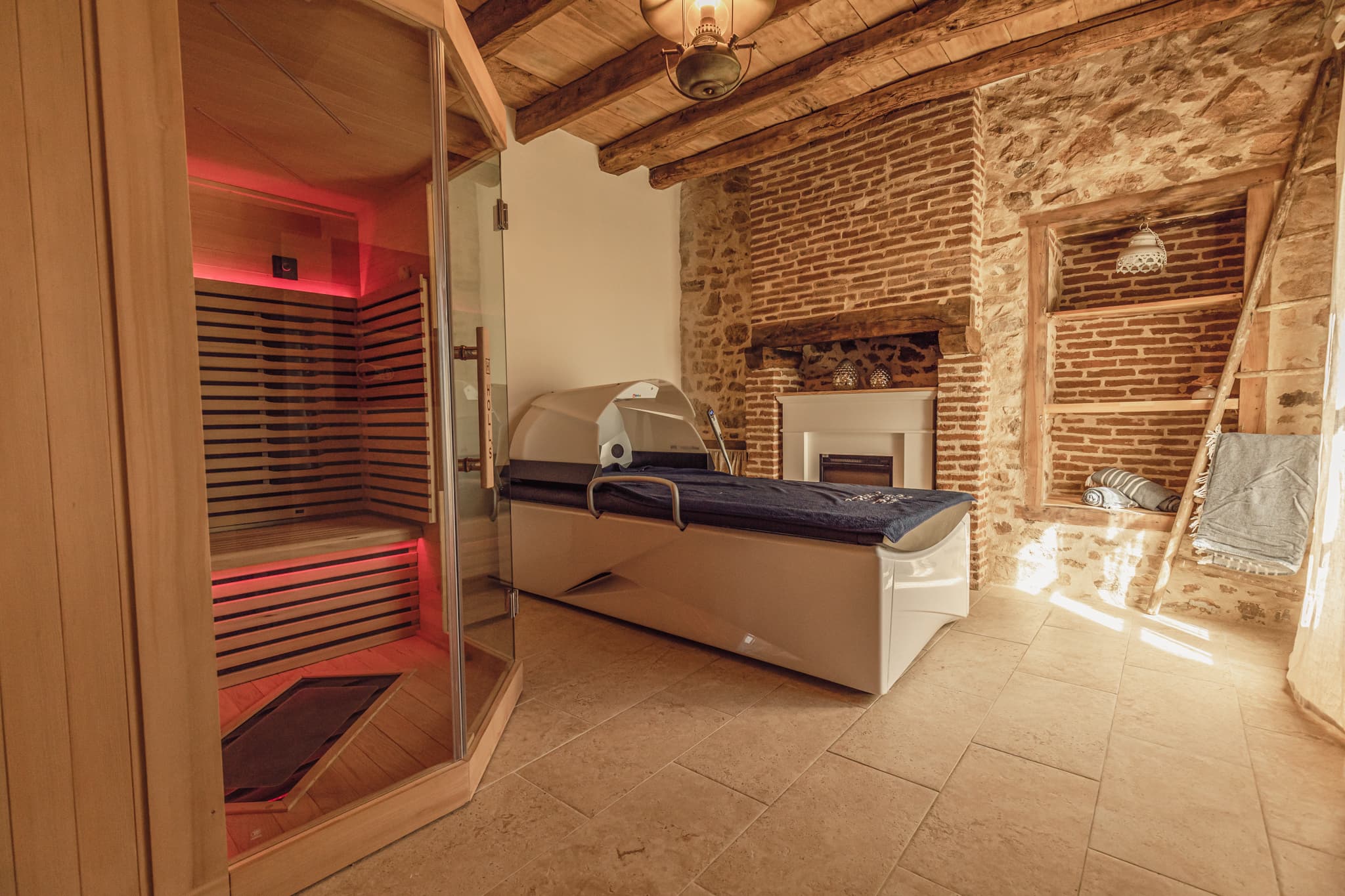 Salle bien-être avec sauna et lit hydromassant