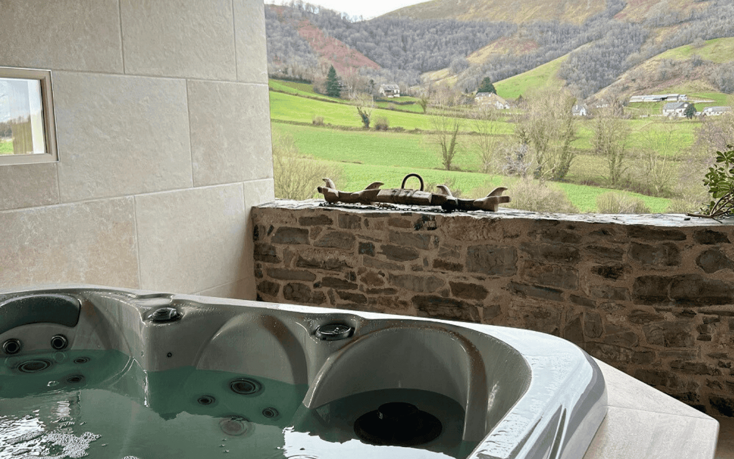 Jacuzzi et paysage-détente-pays basque