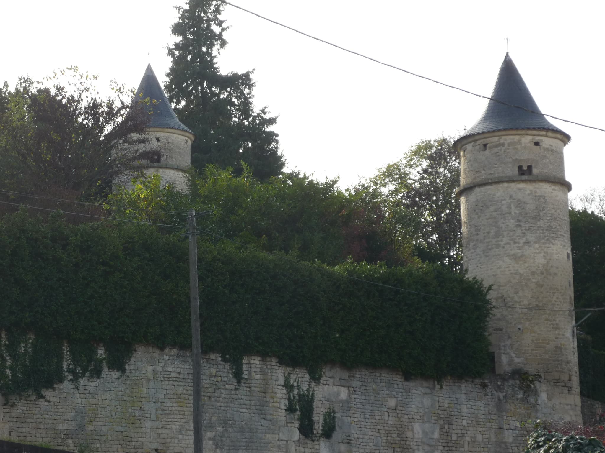 Ses anciennes tours canonnières