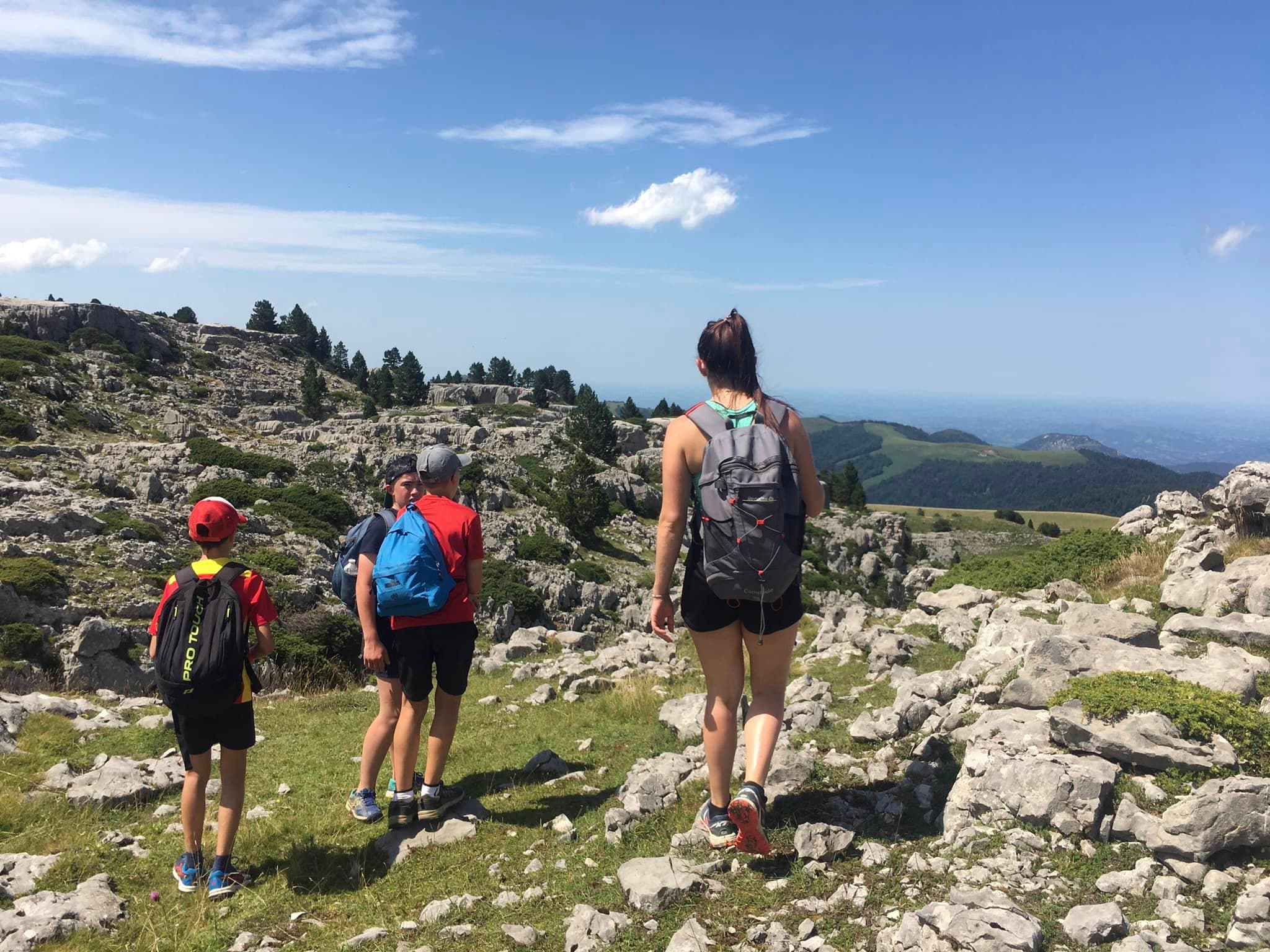 Jeune groupe en randonnée à La Pierre Saint-Martin