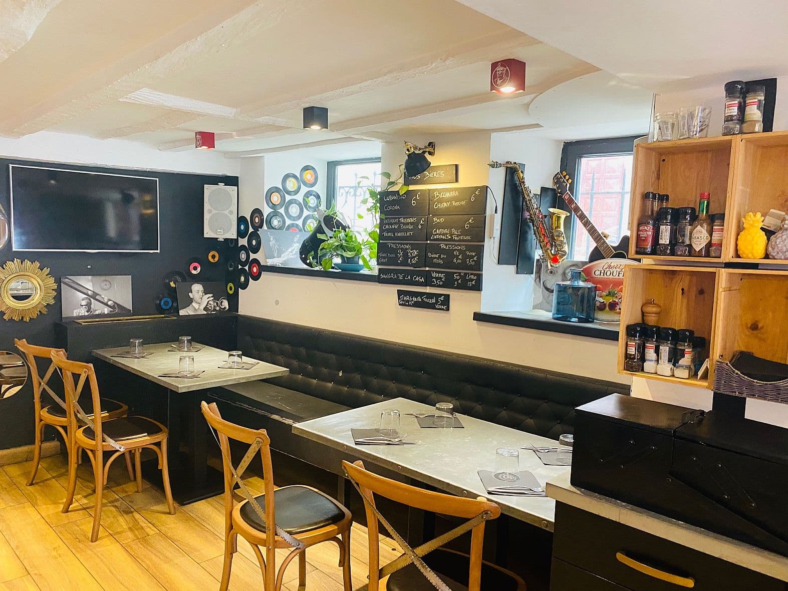 La Marine Biarritz intérieur avec tables