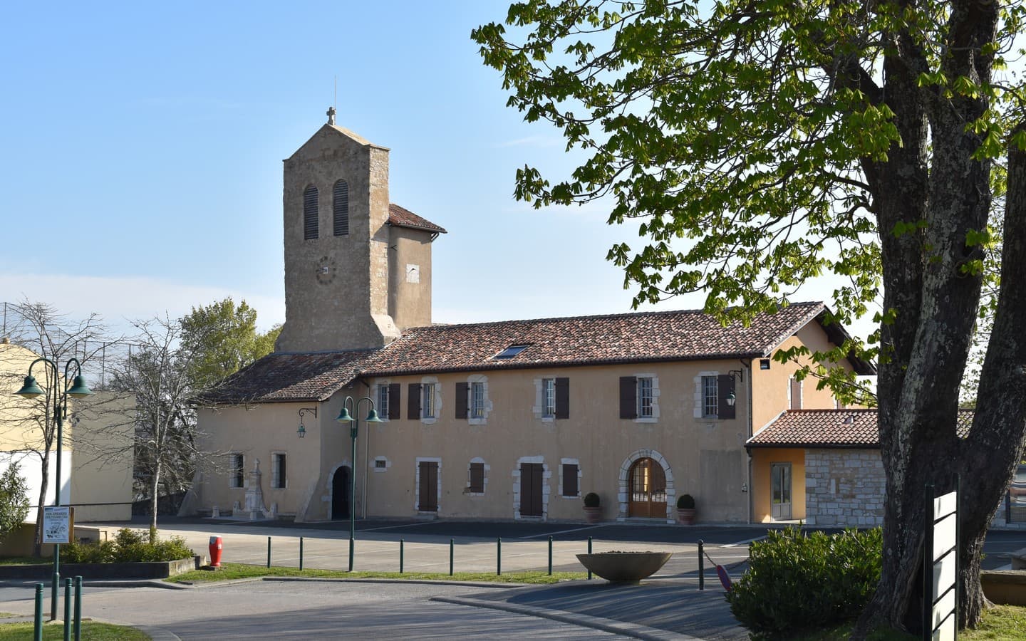 Abbaye et fronton de Lahonce