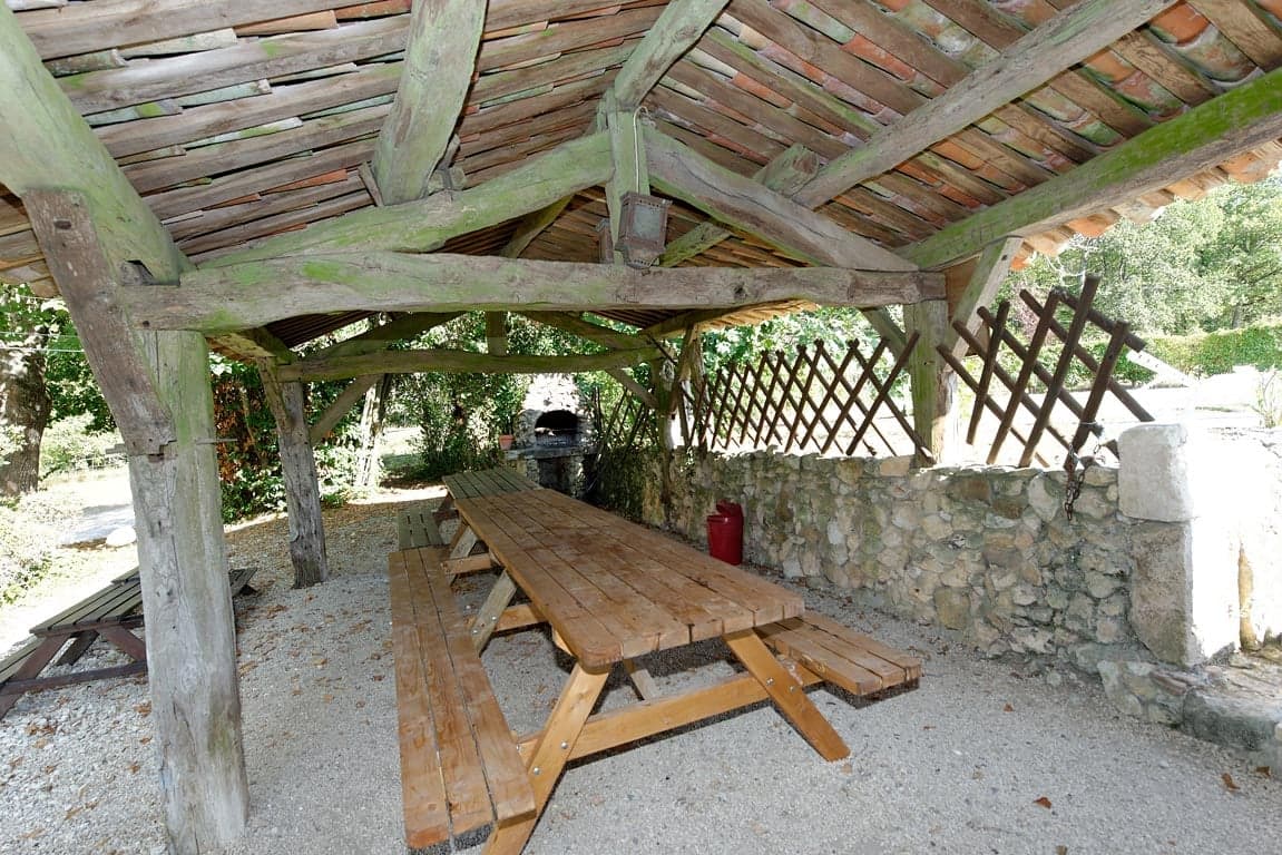 Le barbecue près de la piscine