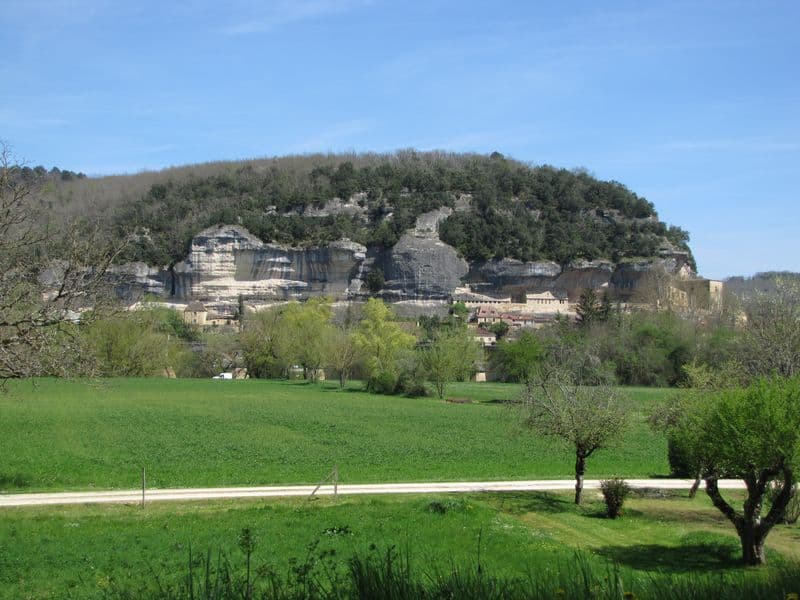 Les Eyzies dominent la campagne alentour