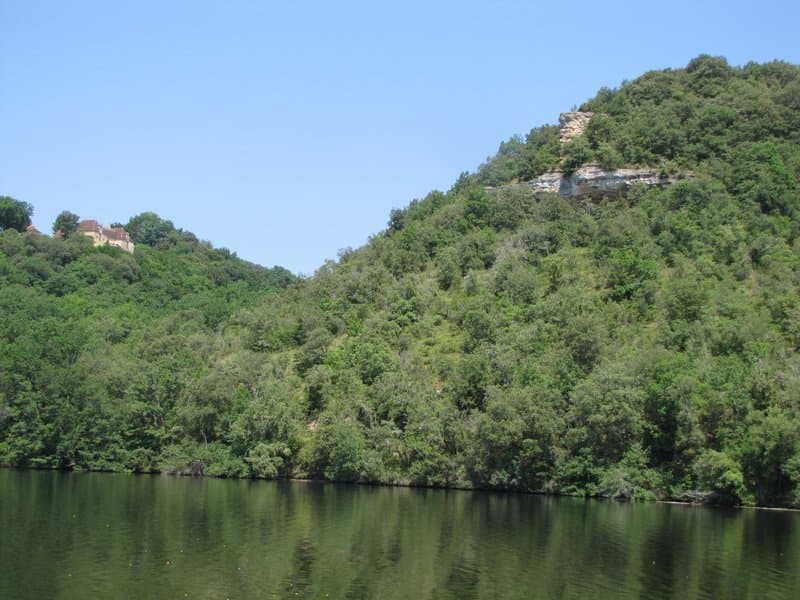 Les dentelles calcaires dominent la rivière