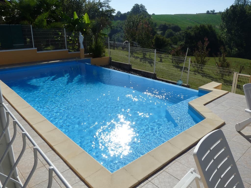 Lespes- piscine à débordements