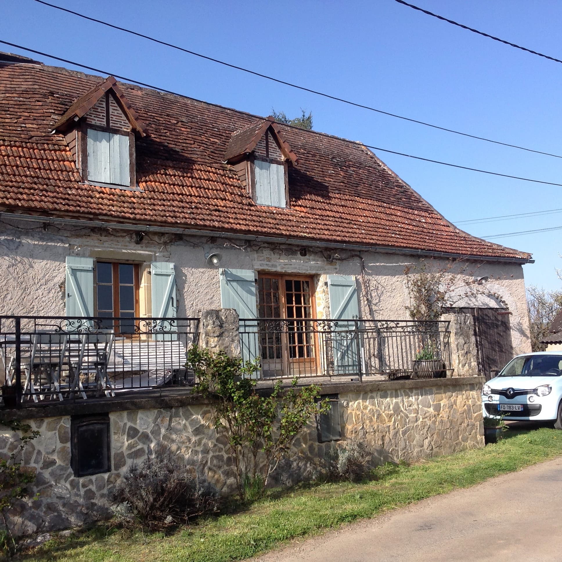 LocationStroink-Liourdres_facadeMaison_25