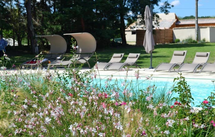 Lougratte-ferme-hermance-gite-Fakir-piscine