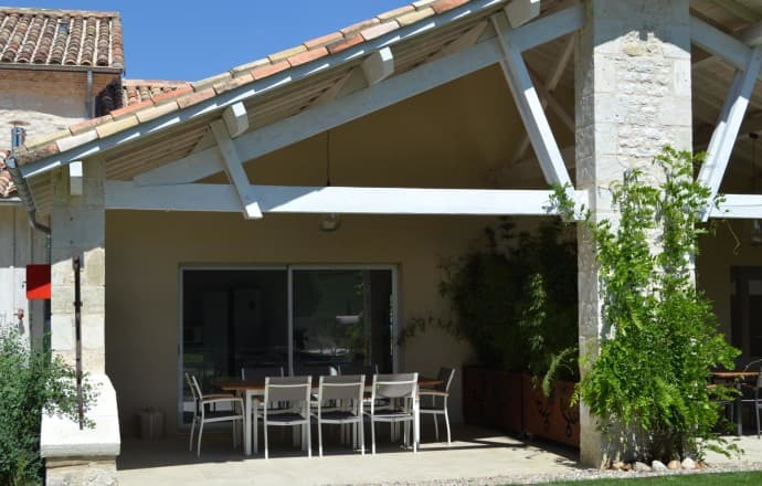 Lougratte-ferme-hermance-gite-Fakir-terrasse-couverte