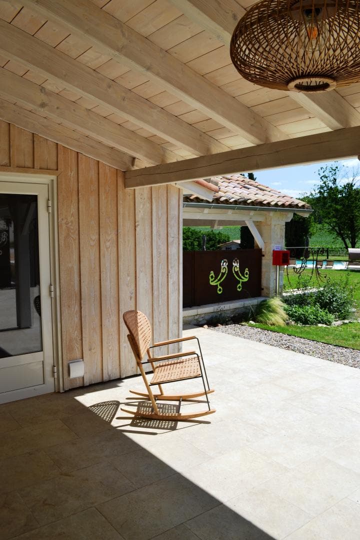 Lougratte-ferme-hermance-gite-Loukia-terrasse
