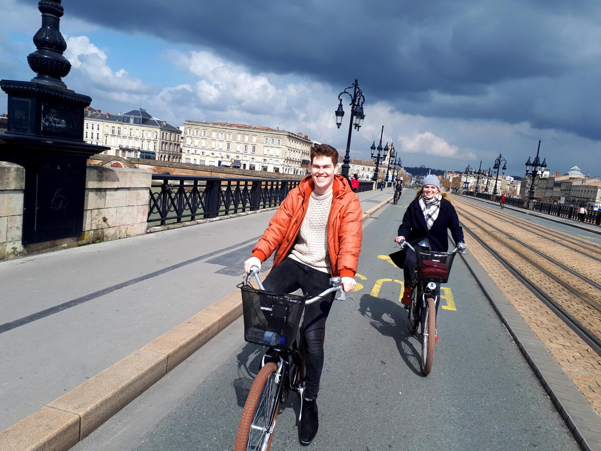 Lovely-tour-visit-Bordeaux-by-bike