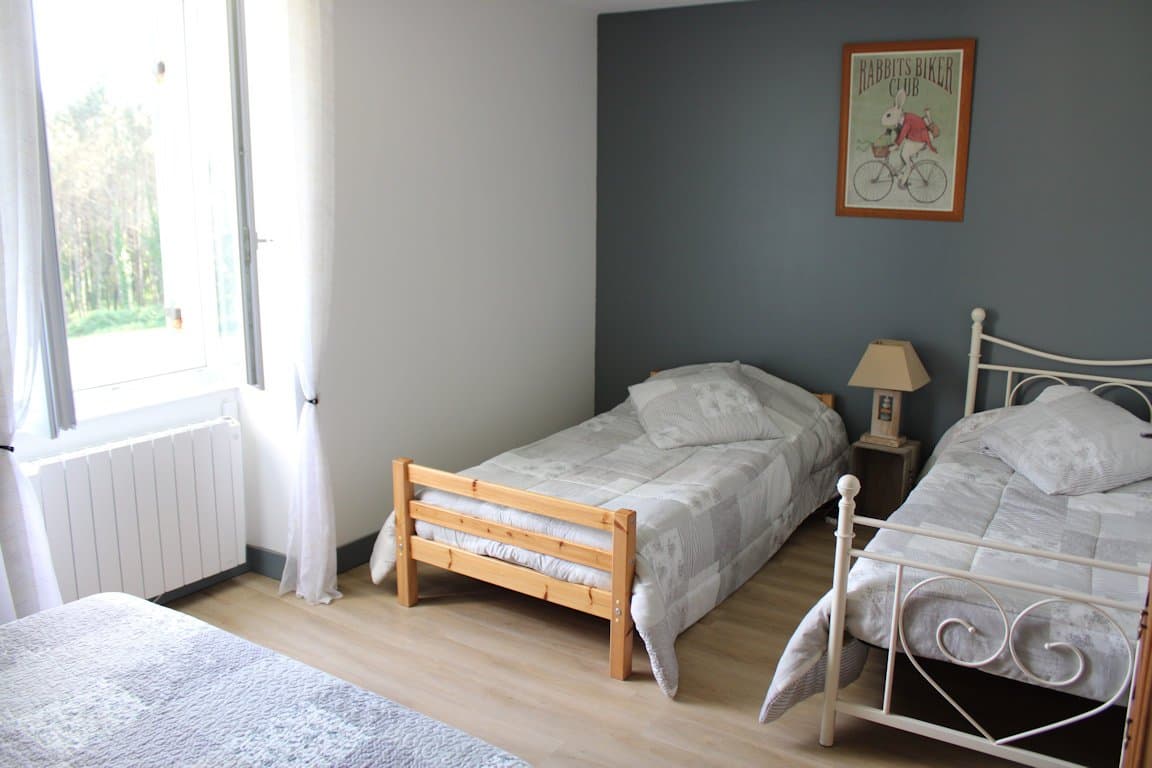 Grande Chambre avec 2 lits de90 x 190 et 1 lit de 140 x190