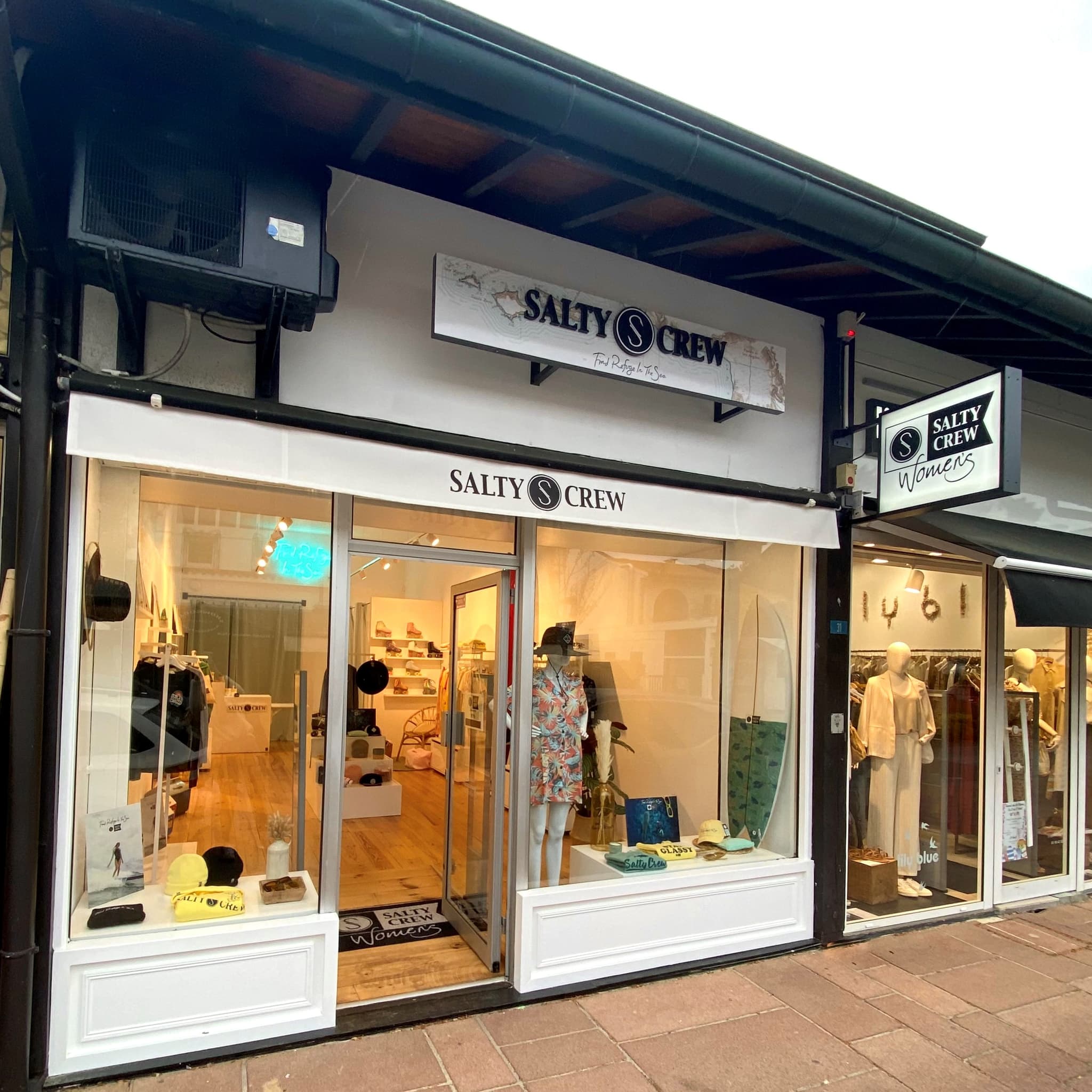 Magasin-SaltyCrewWomenHossegor-Extérieur (6)