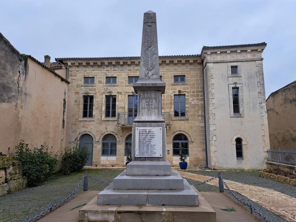 Mairie et Monument aux Morts Sos