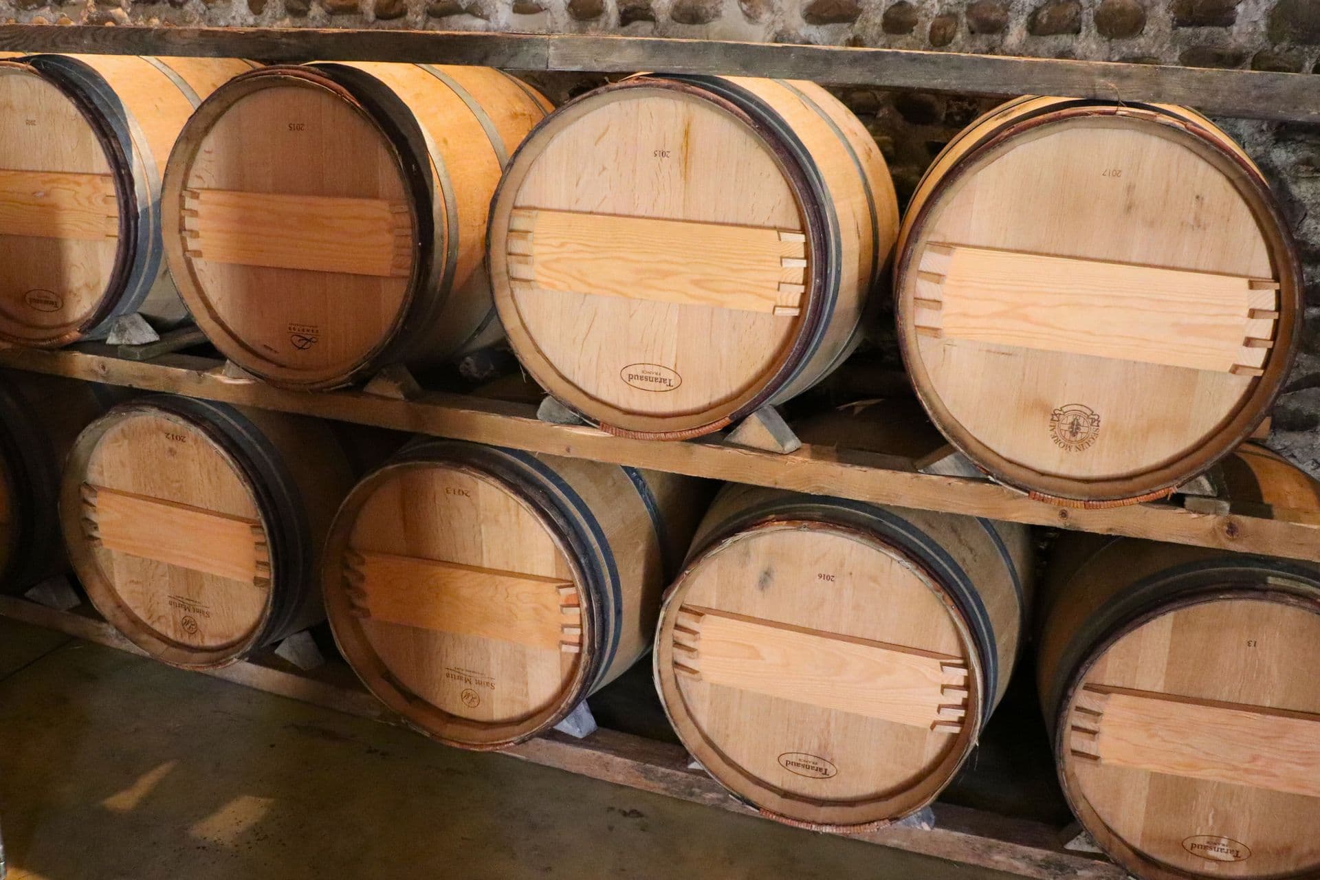 Domaine malarrode monein vin jurancon barriques au chai