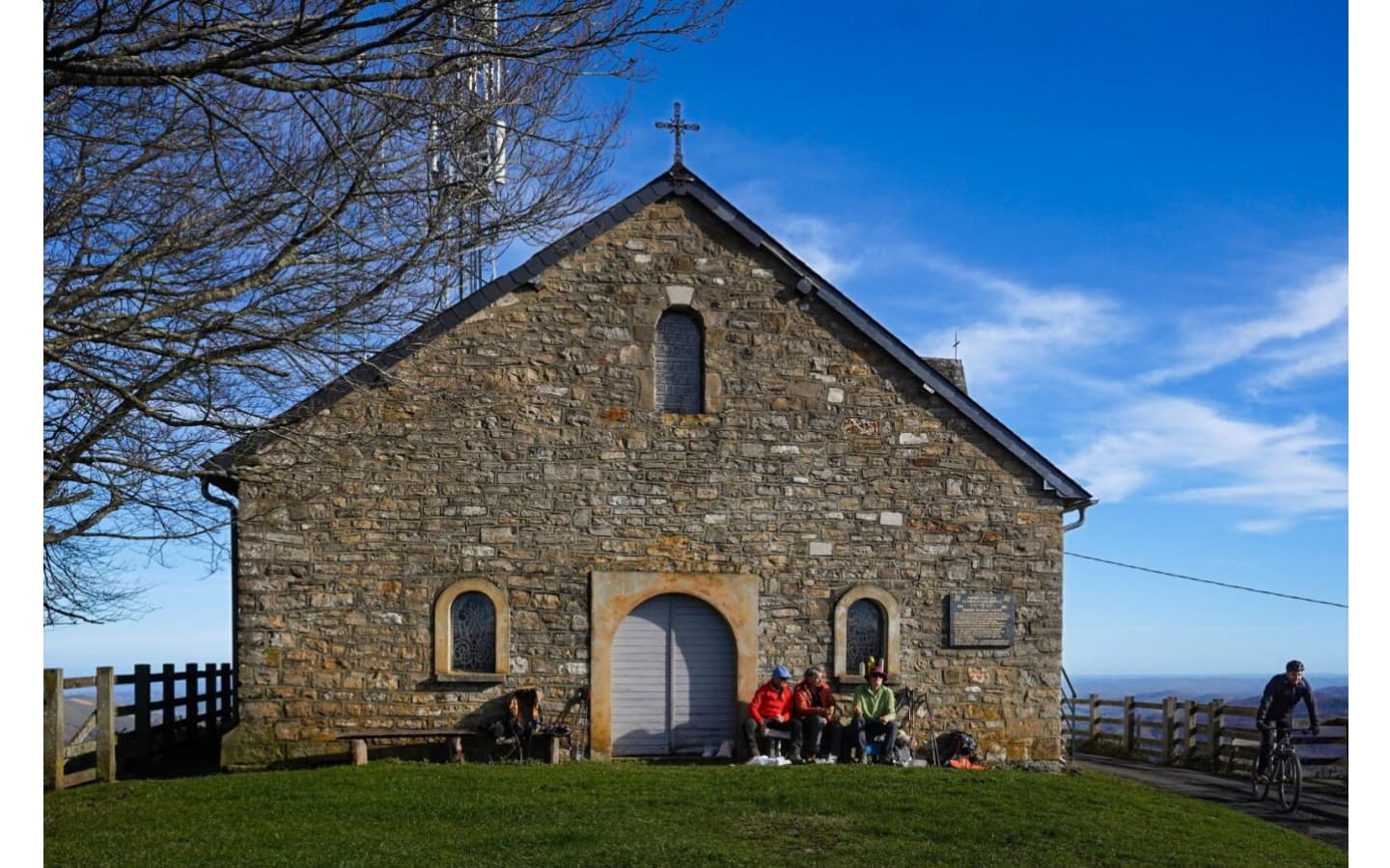 Marcheurs devant la chapelle