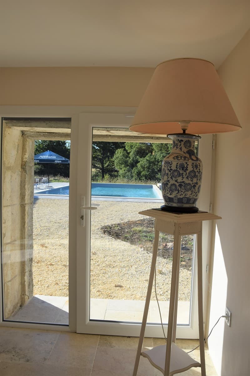 Mas-de-Barrat-séjour-vue-piscine