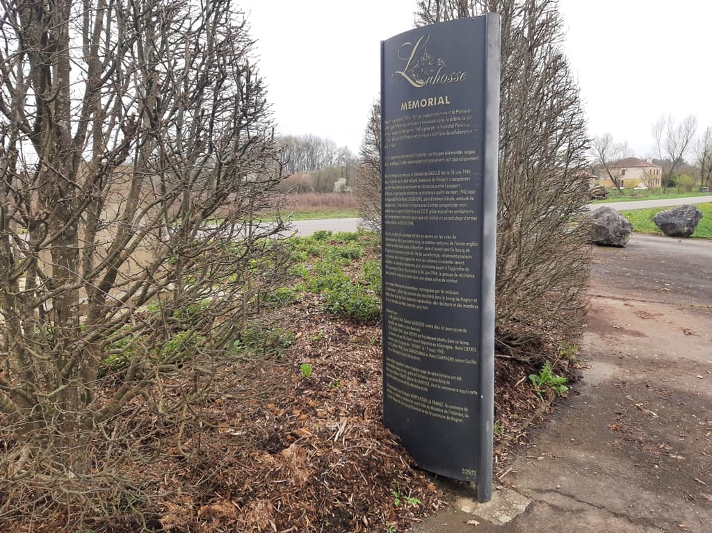Mémorial - panneau et parking