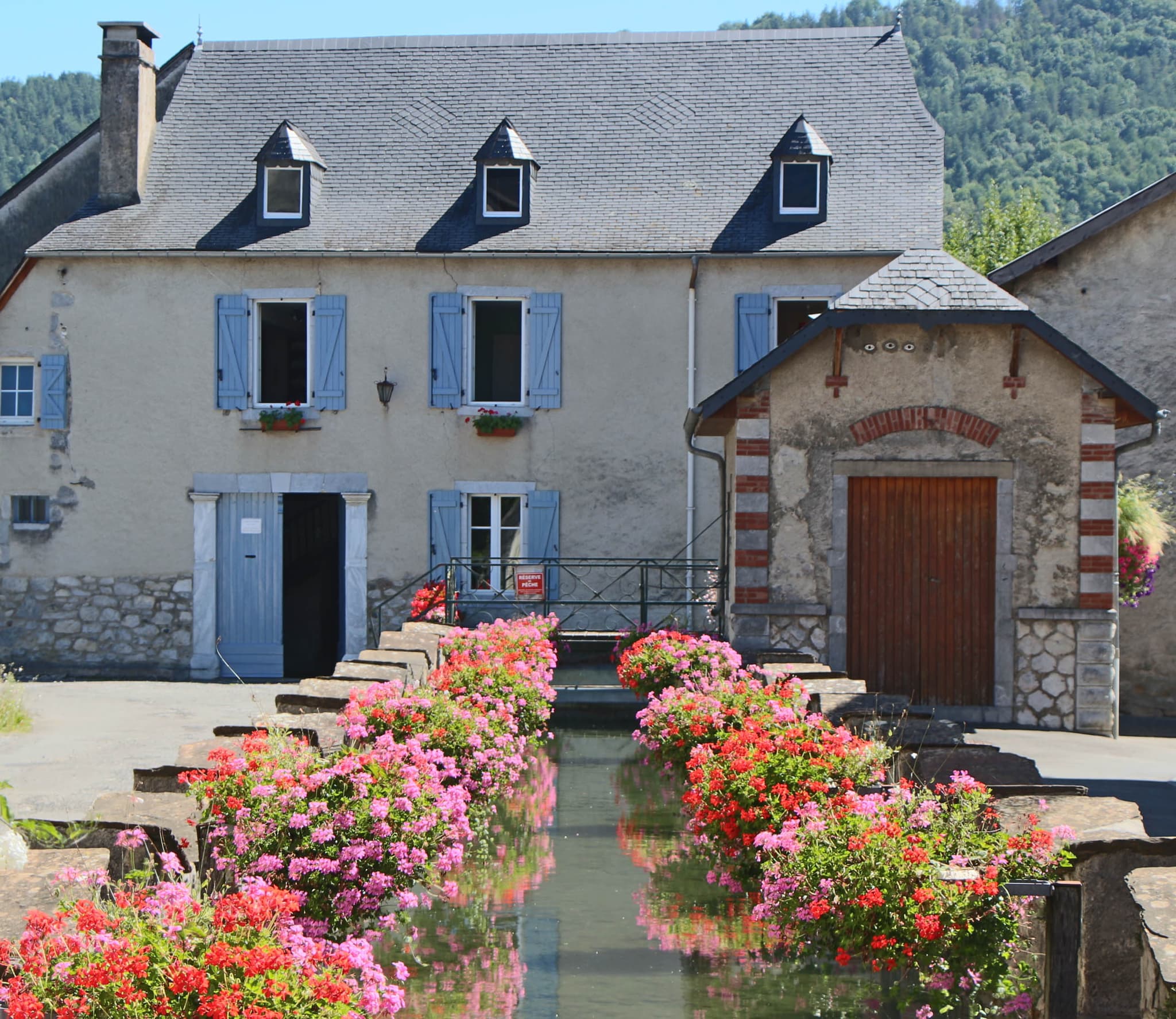 Moulin et le canal fleuri