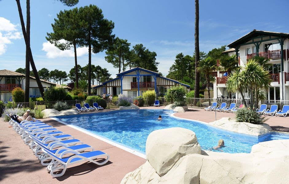 Piscine et terrasse
