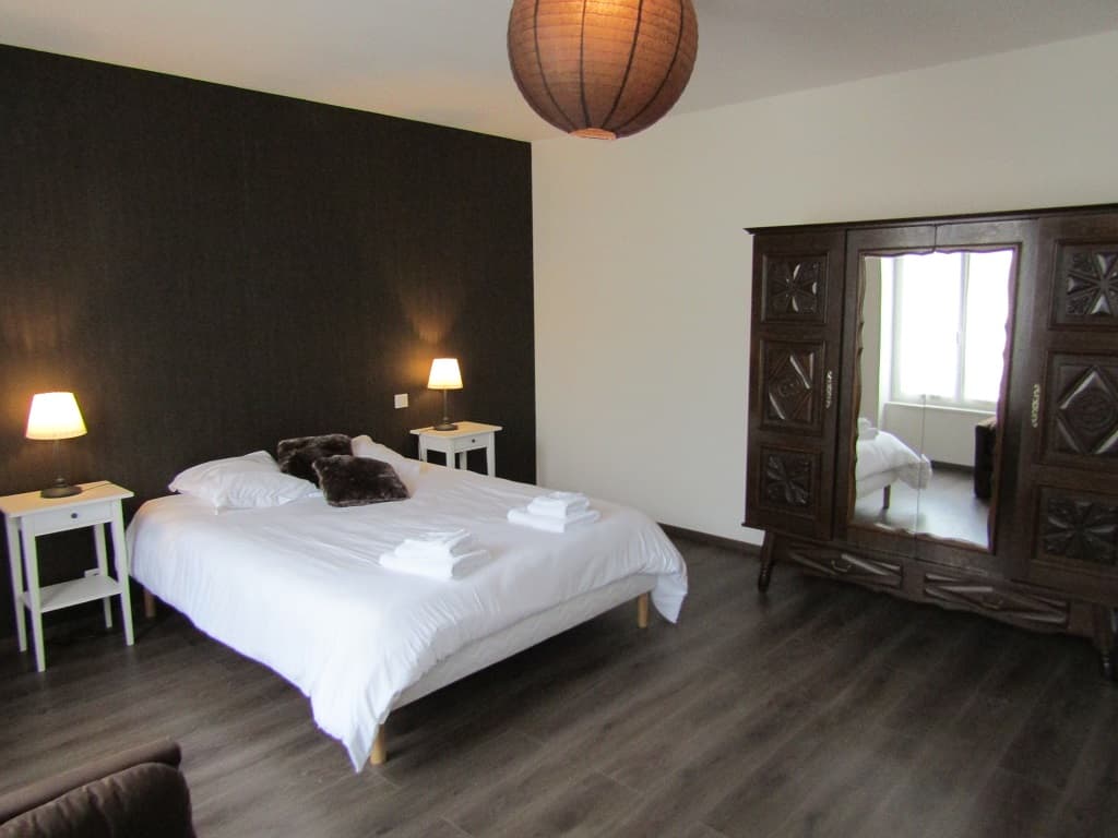 Odé - Chambre marron lit