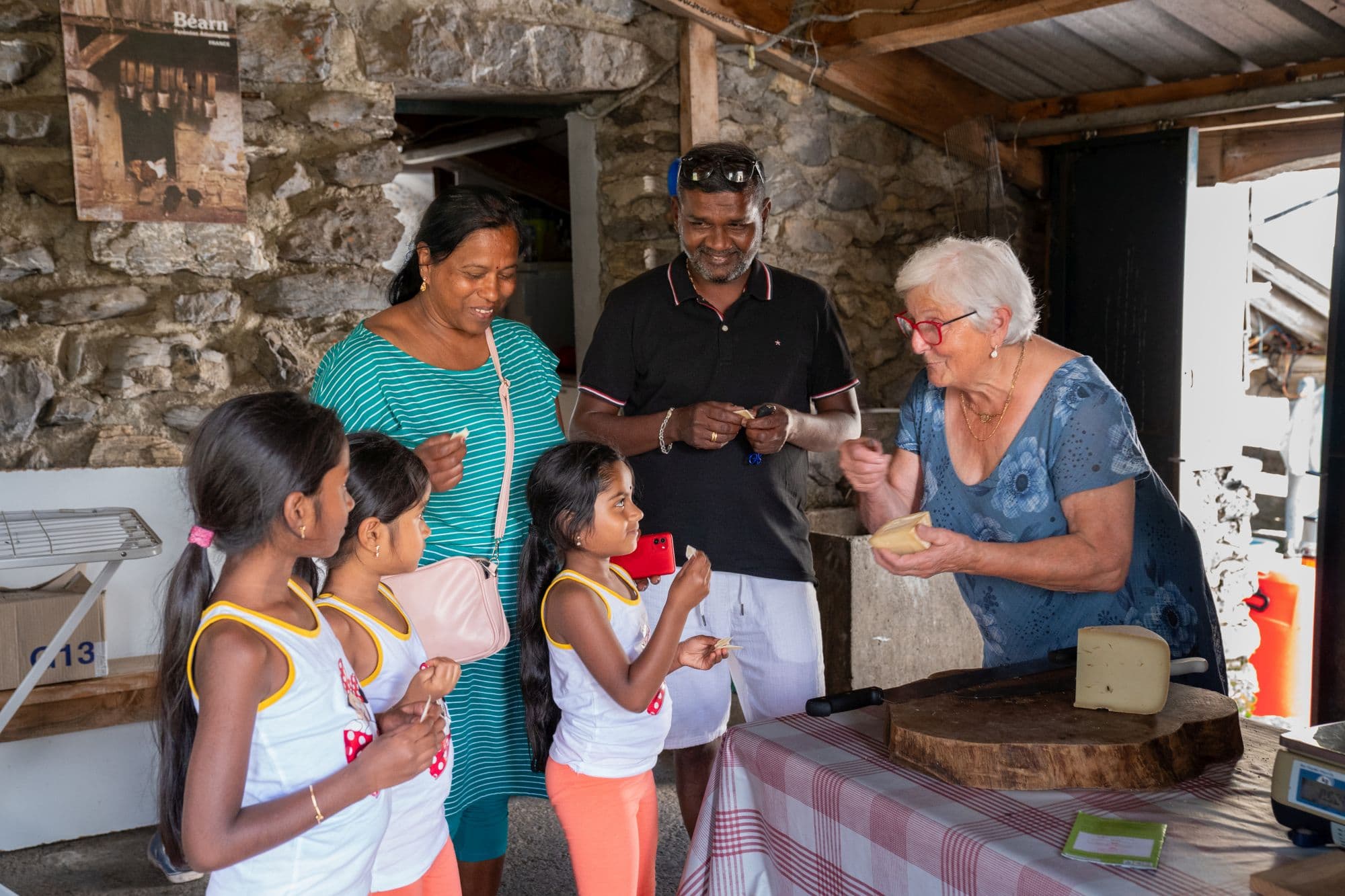 En été, accueil à la cabane de la ferme Récébire à La Pierre Saint-Martin