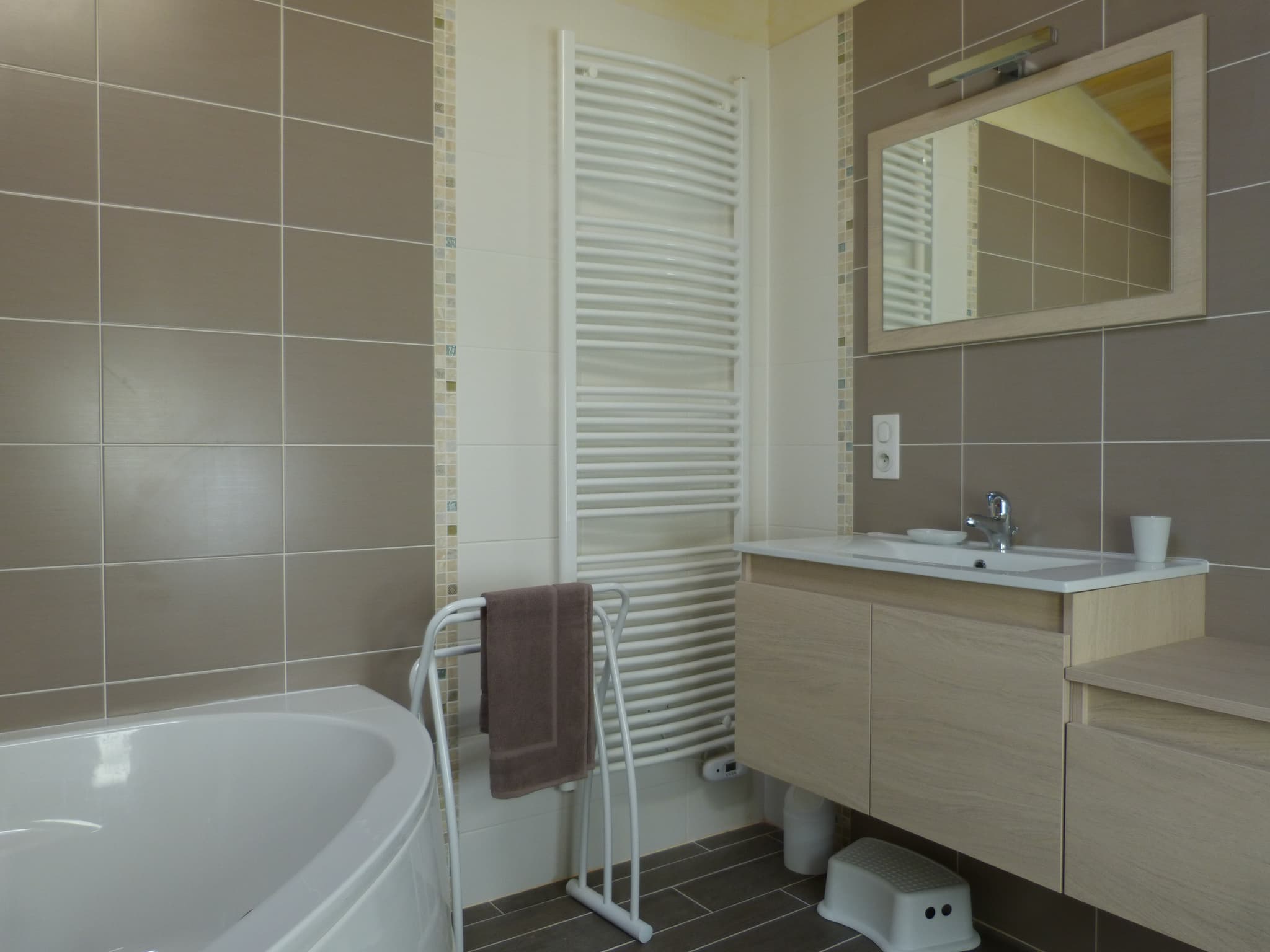 Salle de bains avec baignoire à l'étage