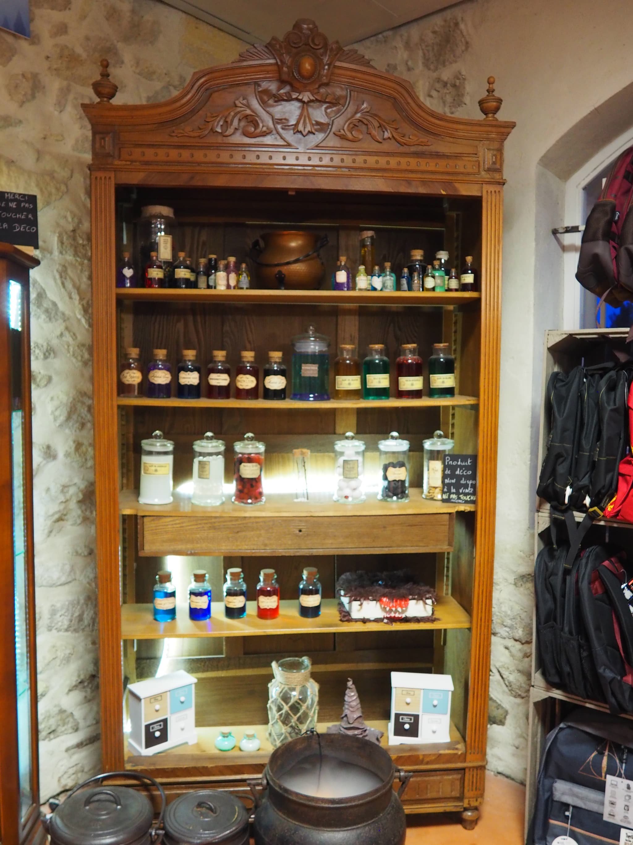 PHOTO-4-ARMOIRE-A-POTION-2