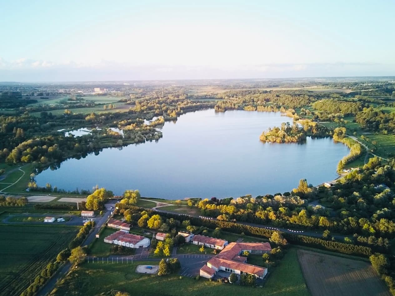 Ethic étapes Lac de St Cyr vue aerienne