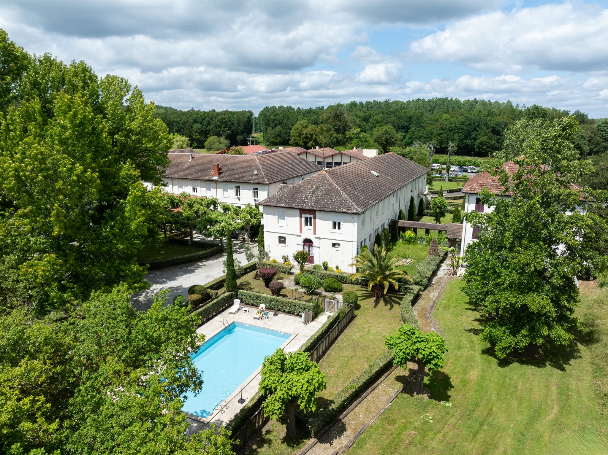 Résidence les Sources vue aérienne - piscine