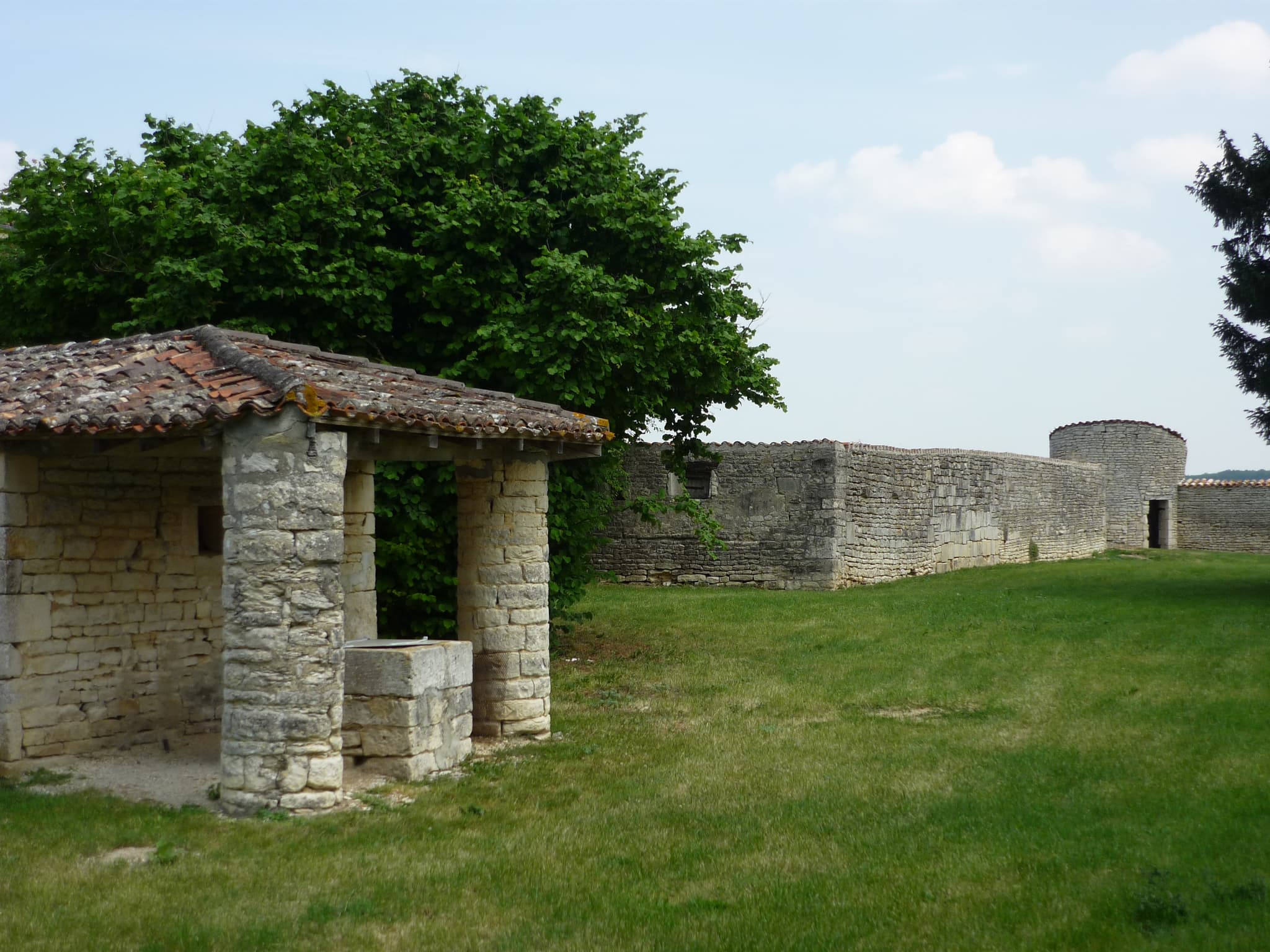 Puits couvert et tour à archères