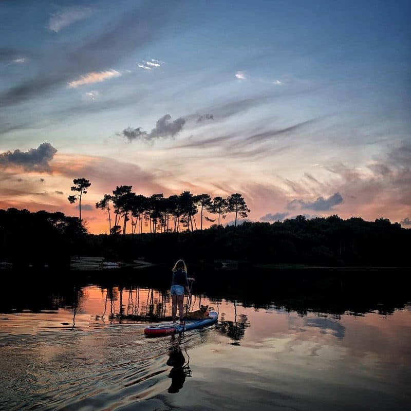 Ambiance magique en paddle au coucher du soleil