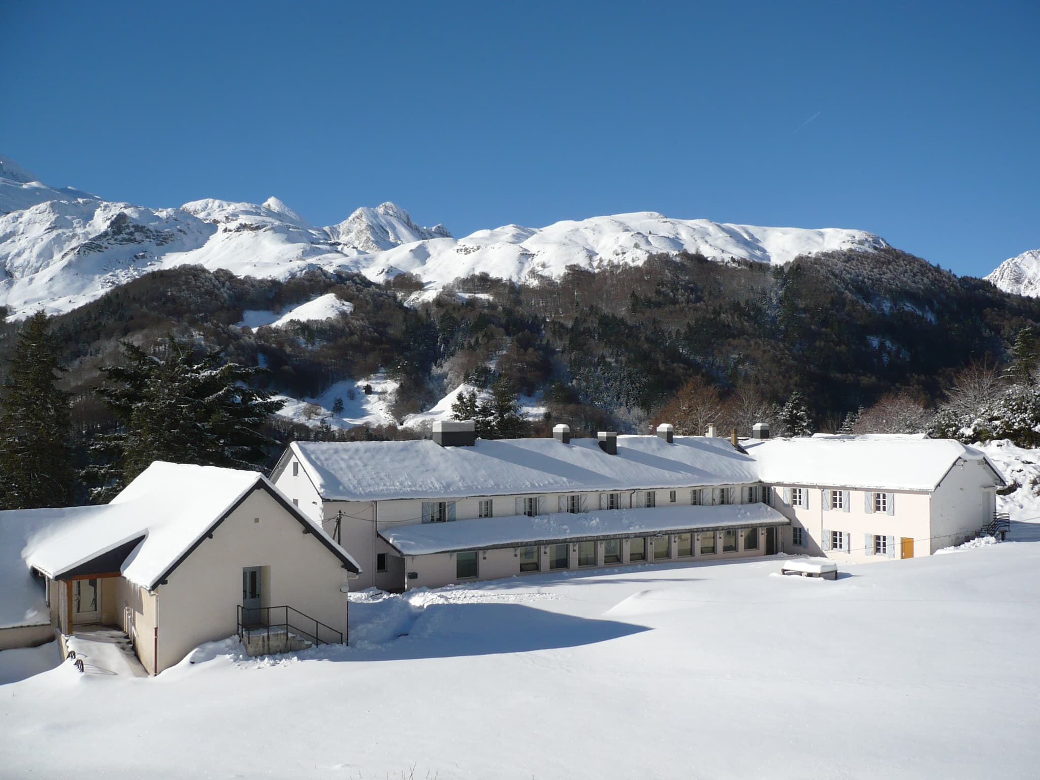Vue extérieure du chalet en hiver