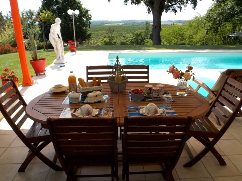 Petit-dejeuner-piscine-la-chenaie