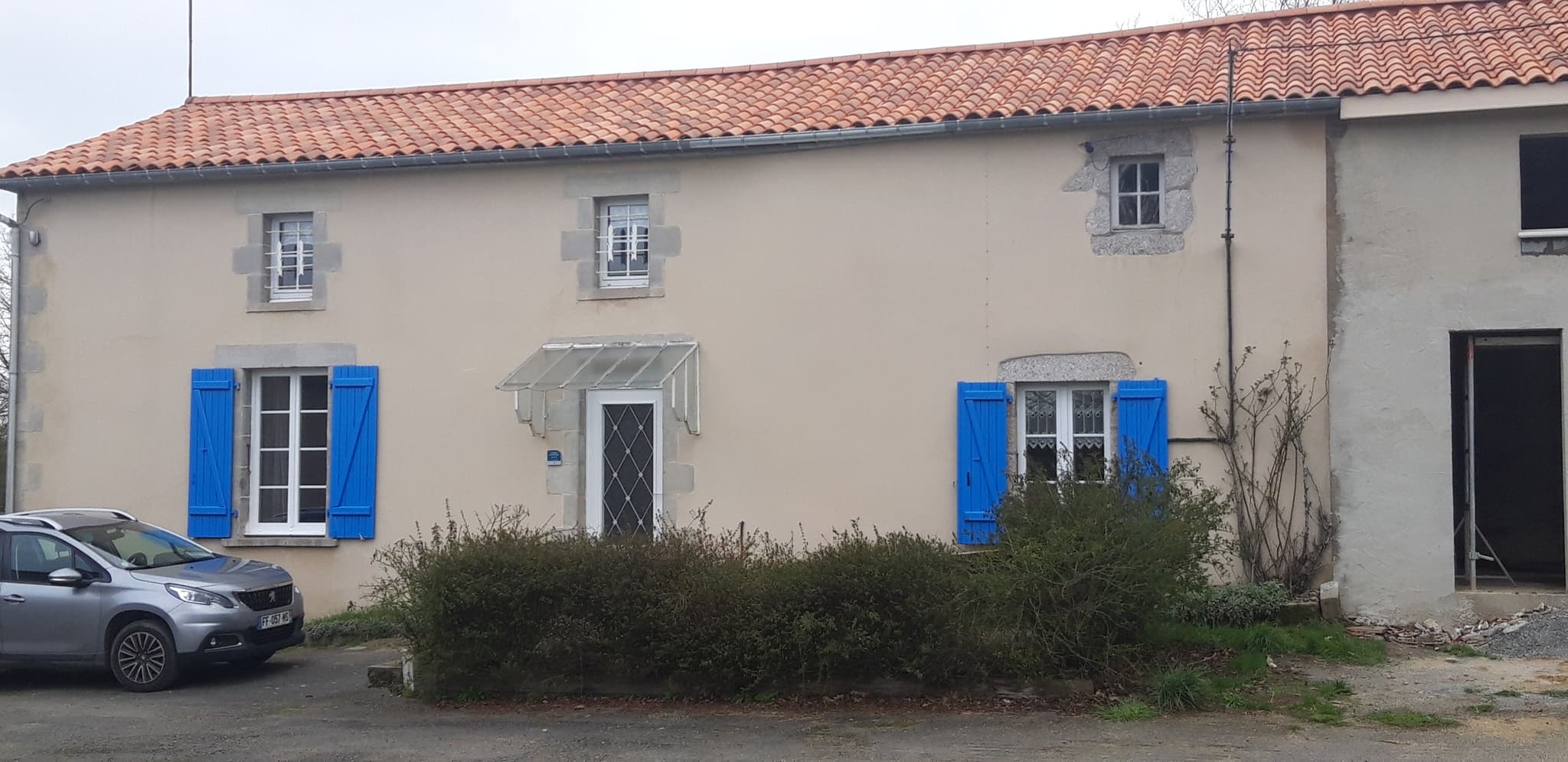 Photo devant le gîte