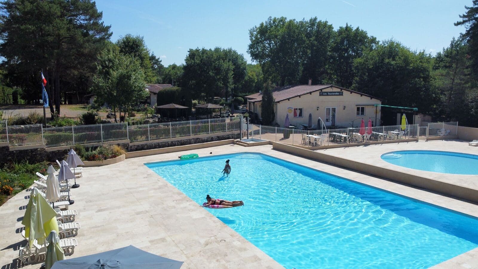 Piscine camping Les Tourterelles 2