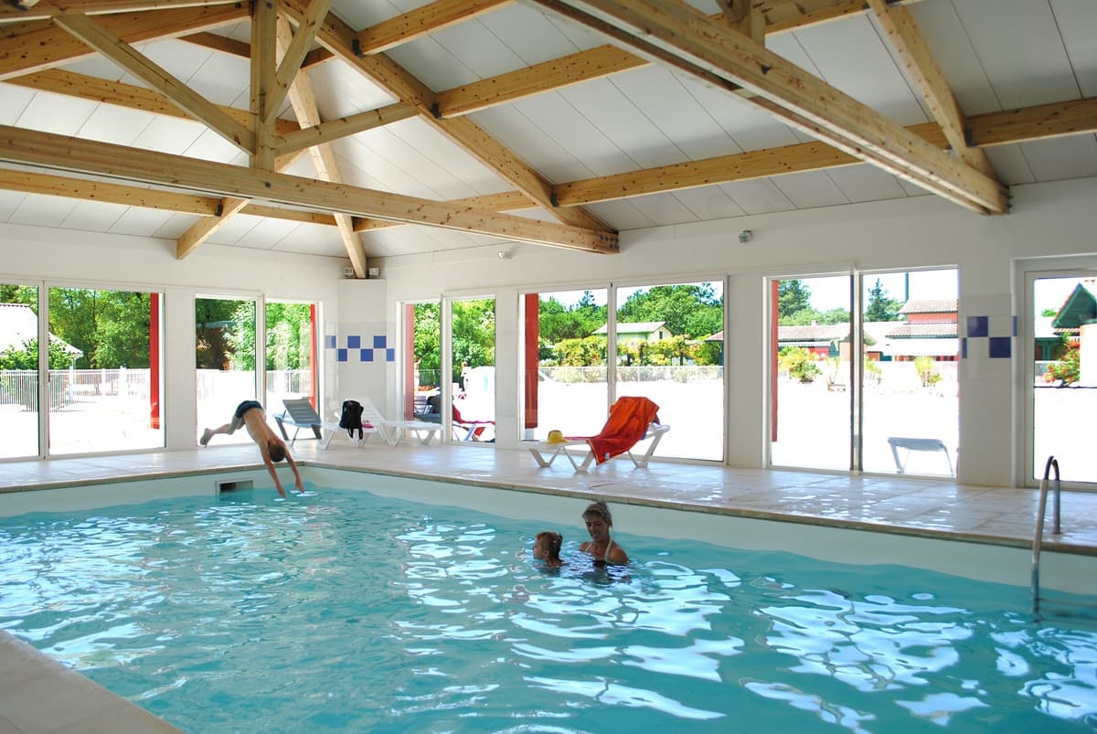 Piscine intérieure ©Goélia