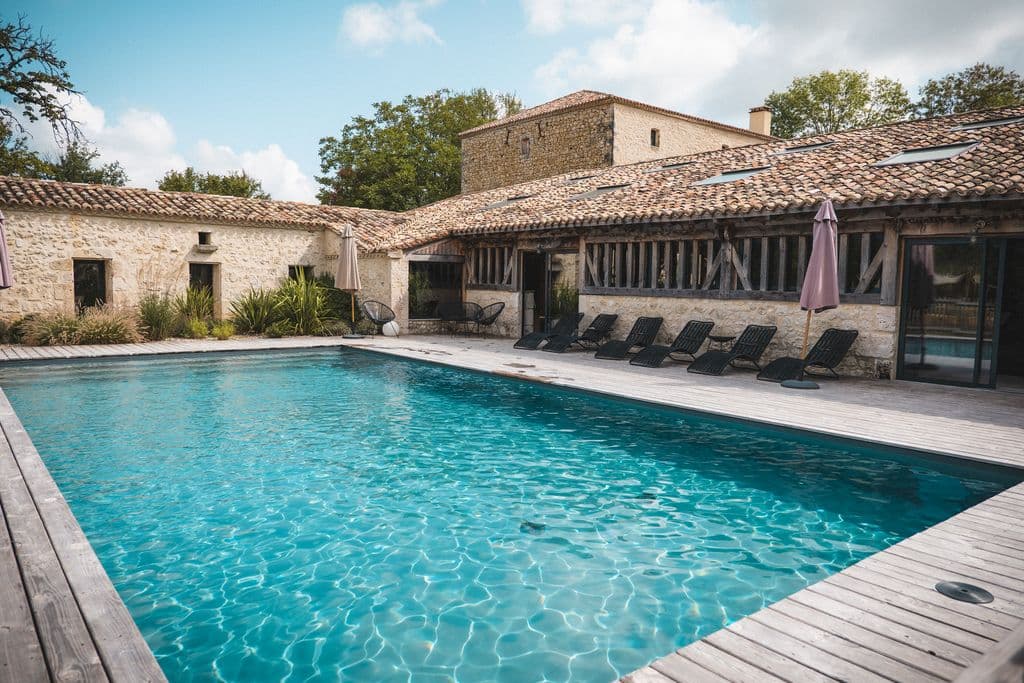 Piscine extérieure Clos des charmes gîte grande capacité Dordogne Périgord