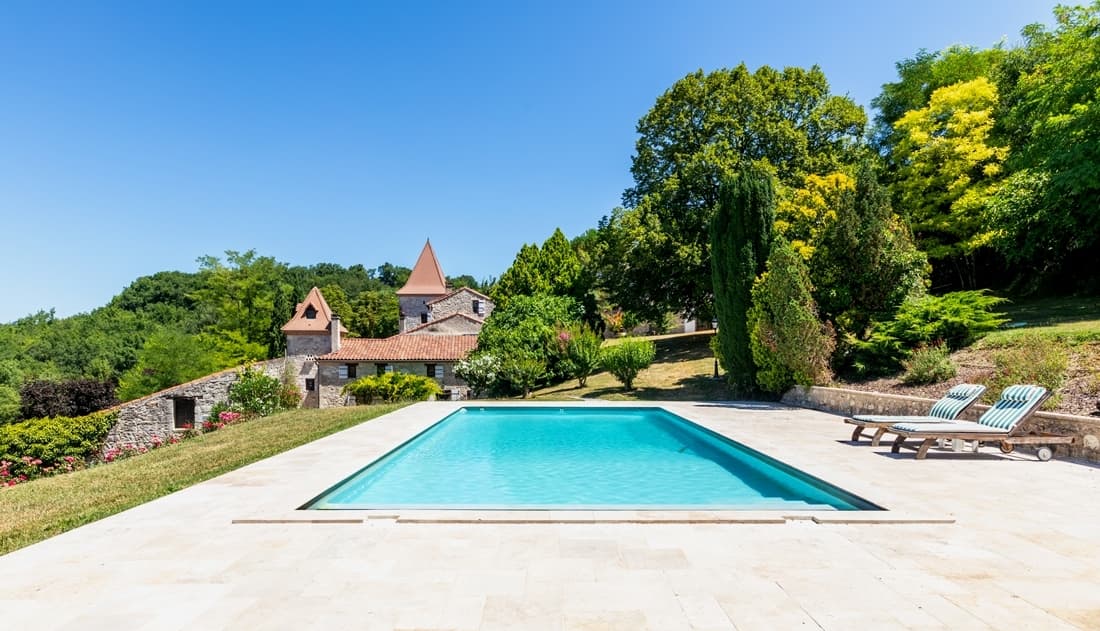 Piscine vue vers maisons