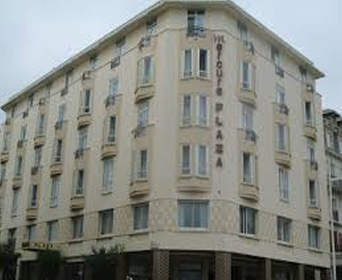 Hôtel Mercure Plaza - Biarritz -Vue depuis l'angle de l'avenue Edouard VII.