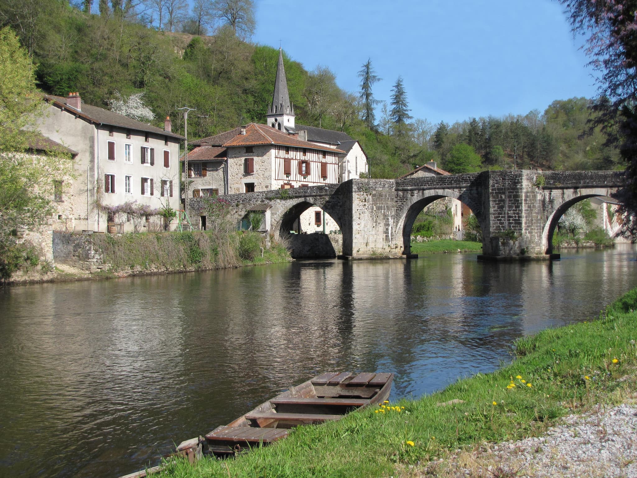 Le vieux pont en pierre du quartier du Pont de noblat