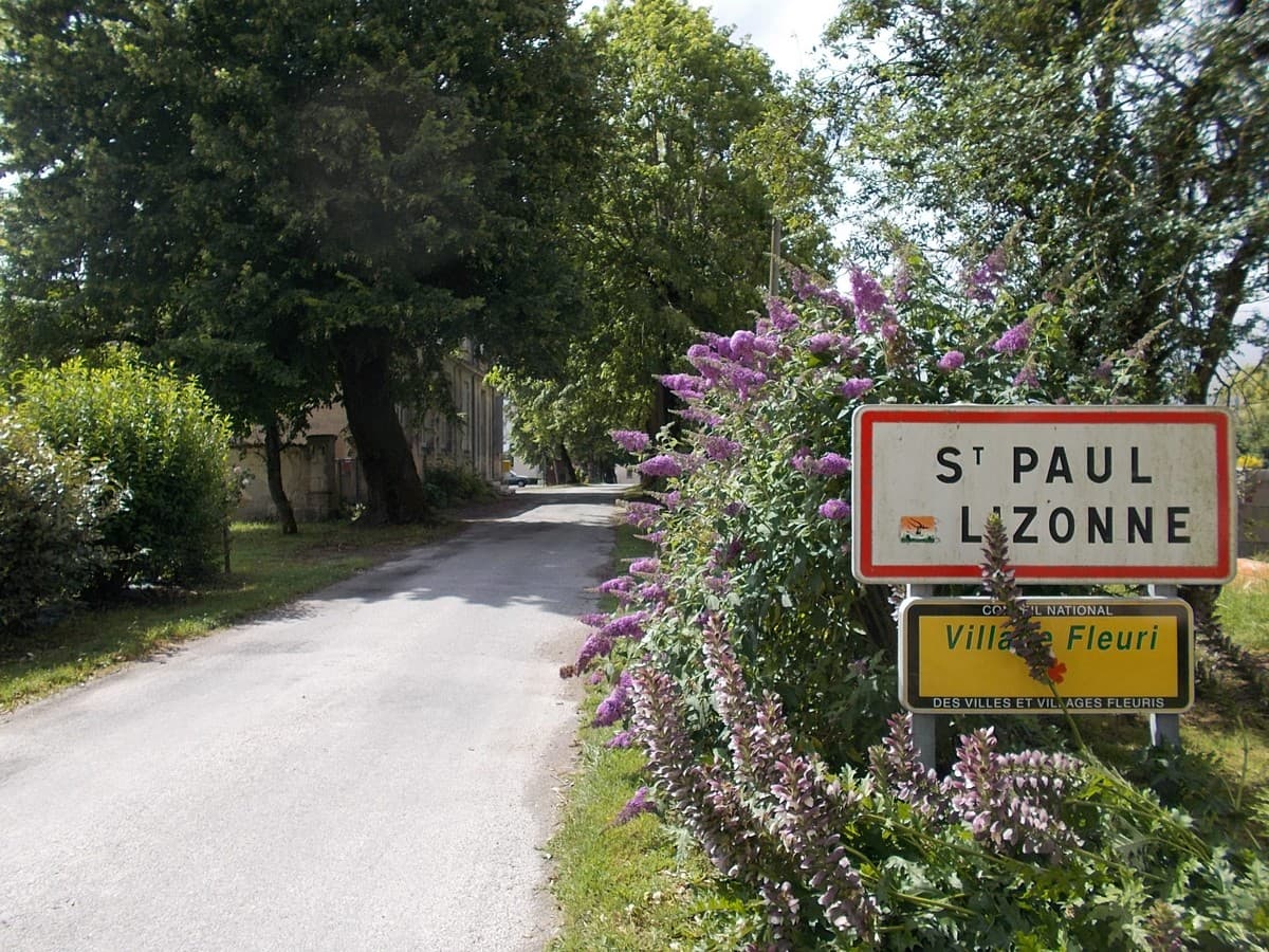 Périgord Inattendu - Village Fleuri Saint-Paul Lizonne