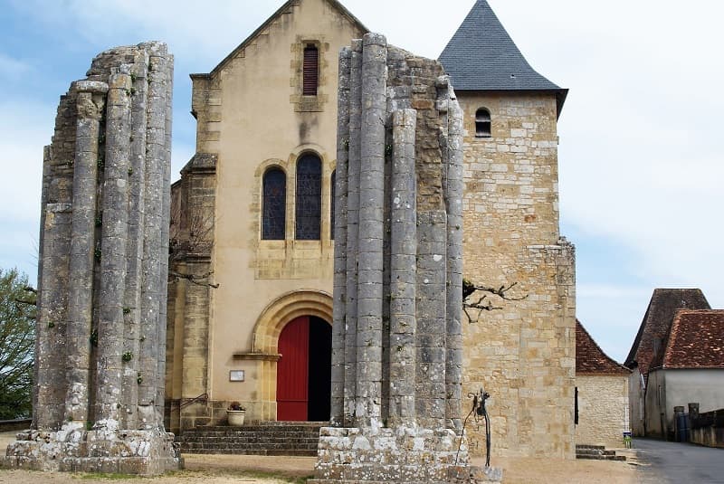 Saint-Raphael-église-colonnes-Naturellement-Périgord