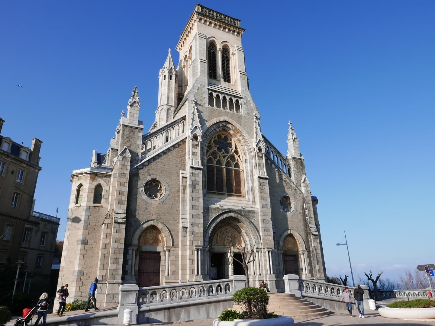 Eglise Sainte Eugénie depuis le parvis avec ciel bleu
