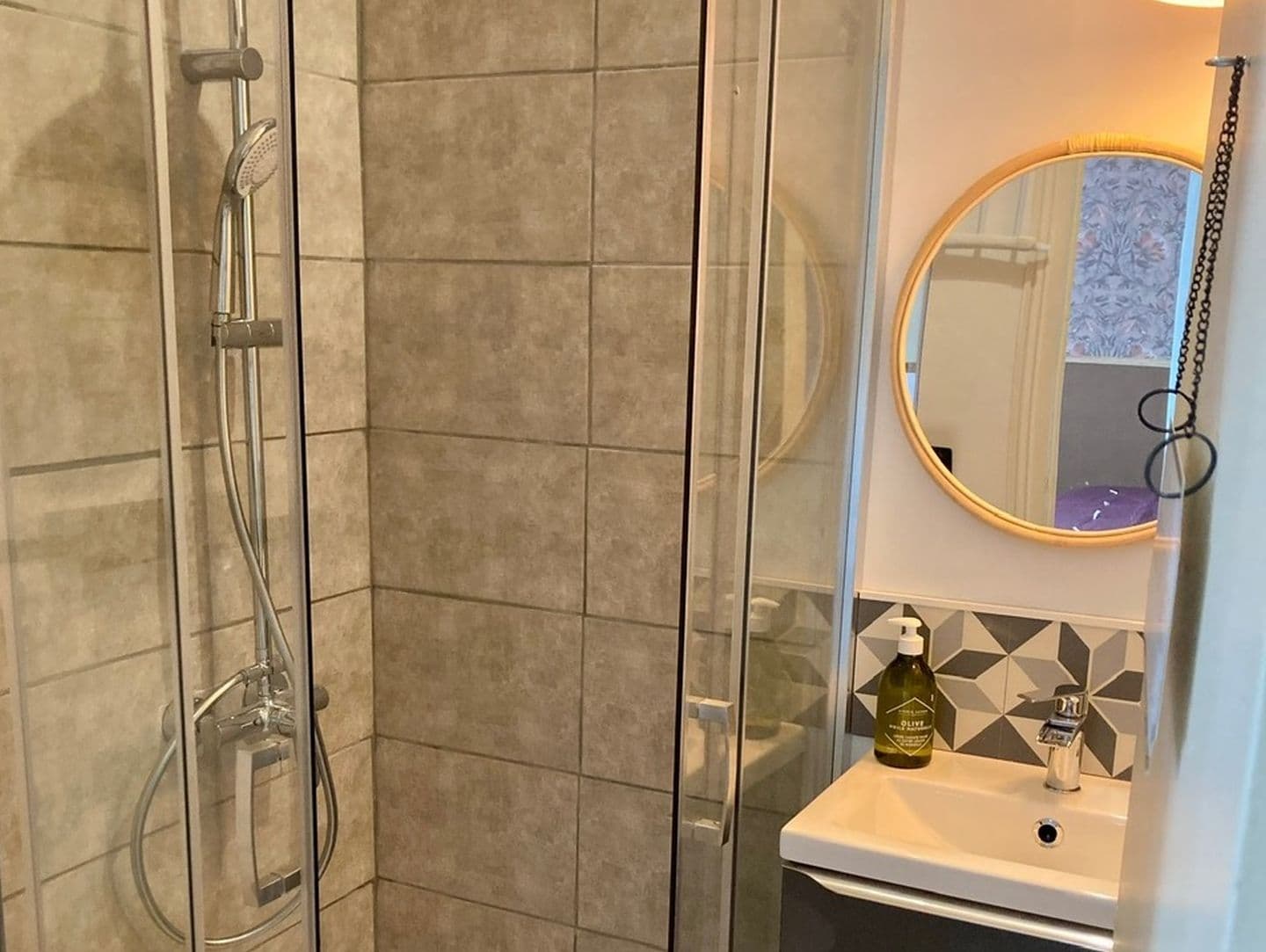 Salle d'eau avec douche