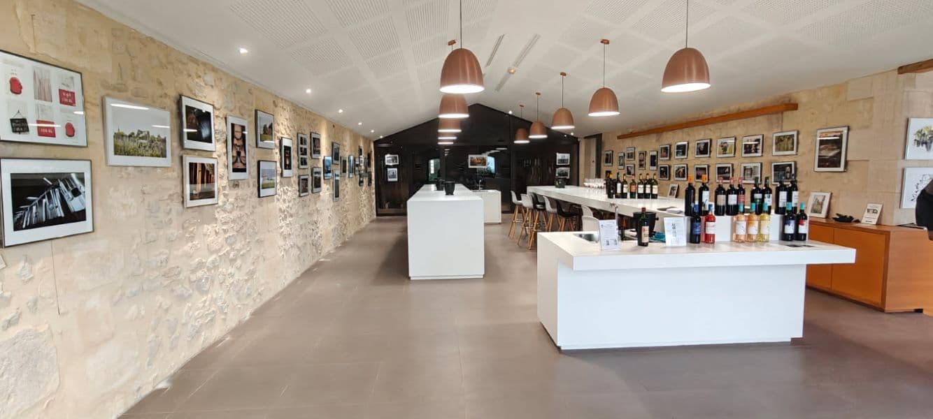 Salle de dégustation avec expo