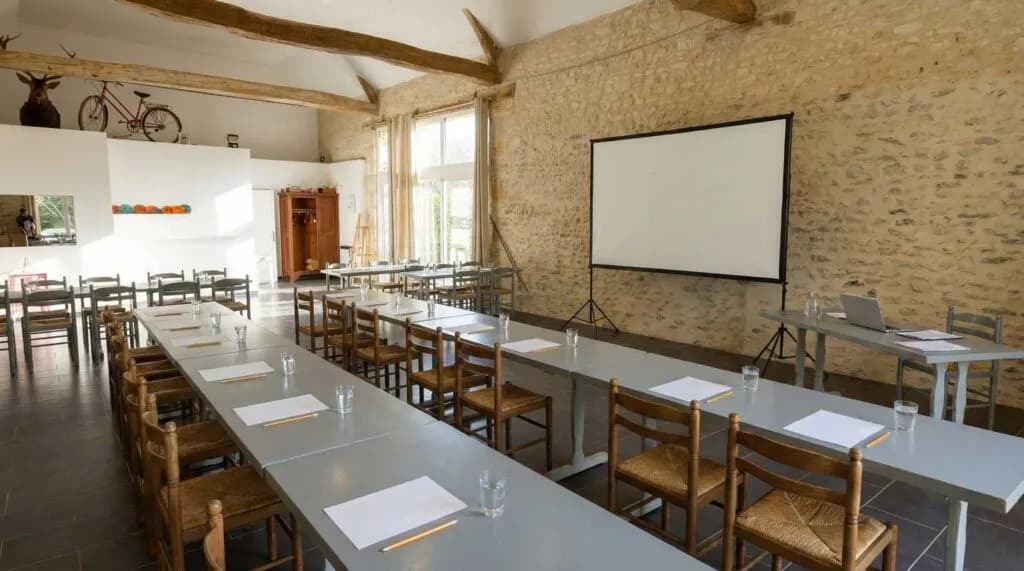 Salle-de-semiaire-proche-chatellerault-1024x571