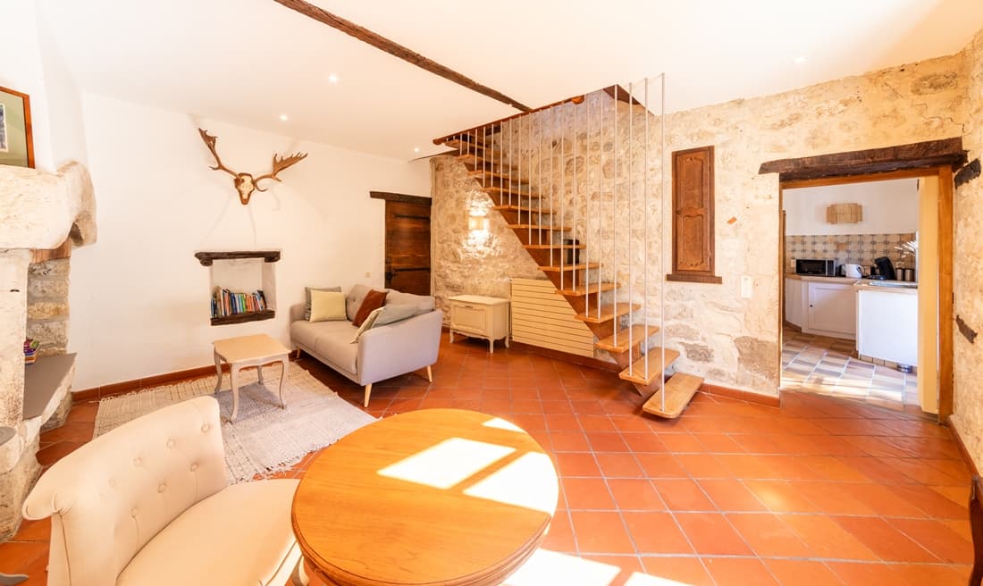 Salon avec escalier Tour 1